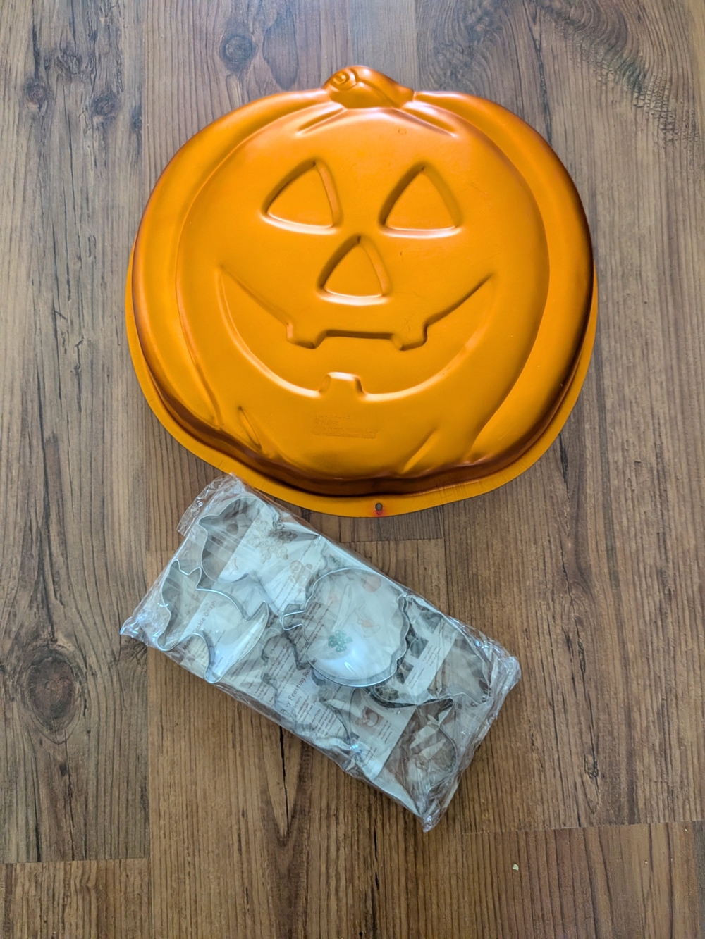 Orange Large Pumpkin Jack-O'-Lantern Cake Pan And BN Set Of 6 Cookie Cutters